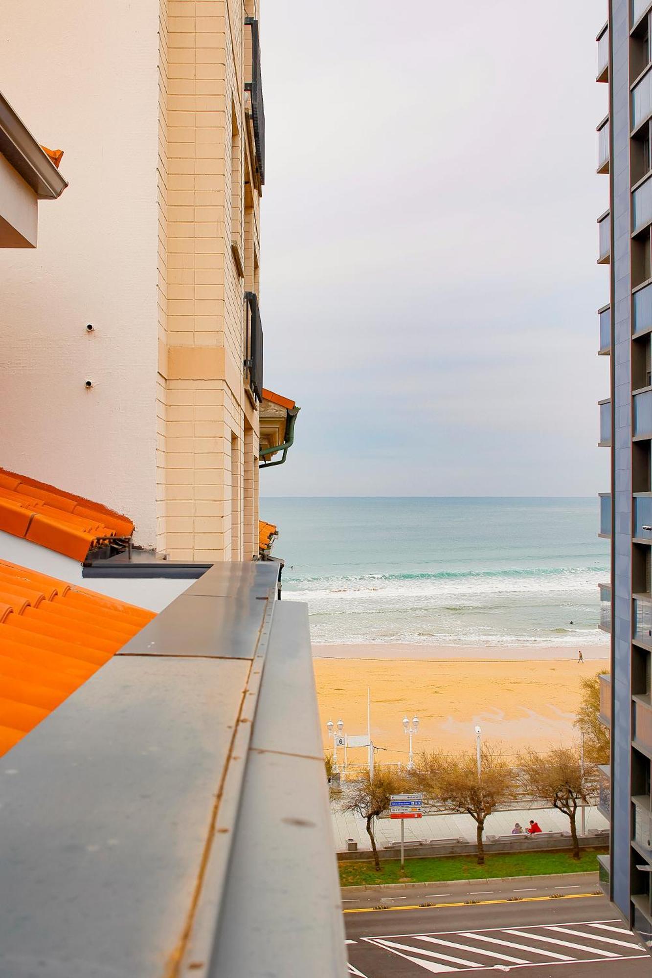 Atico Con Terraza En Playa De San Lorenzo Gijón Extérieur photo